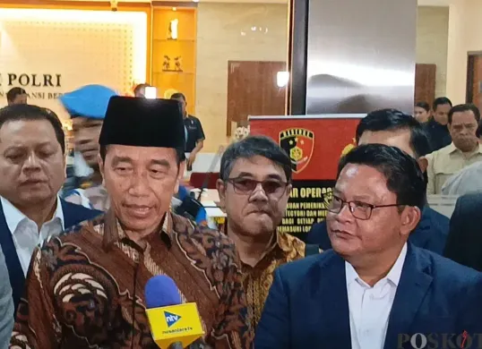 Presiden ke-7 Republik Indonesia Joko Widodo (Jokowi) telah menjalani pemeriksaan oleh penyidik Bareskrim Polri terkait tuduhan ijazah palsu, di Bareskrim Polri, Jakarta Selatan, Selasa, 20 Mei 2025. (Sumber: Poskota/Ali Mansur)