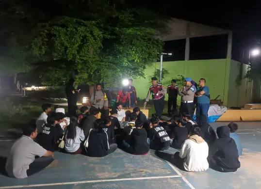 25 remaja yang tengah asyik pesta miras diamankan petugas dari Polsek Cinere. (Sumber: Dok. Polsek Cinere)