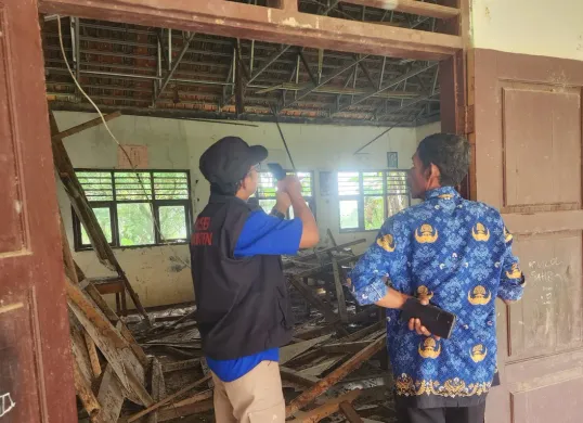 Plafon salah satu ruang kelas SDN Cikayas 3 di Desa Cikayas, Kecamatan Angsana, Pandeglang, ambruk akibat lapuk Minggu, 1 Juni 2025. (Sumber: KSB Pandeglang)