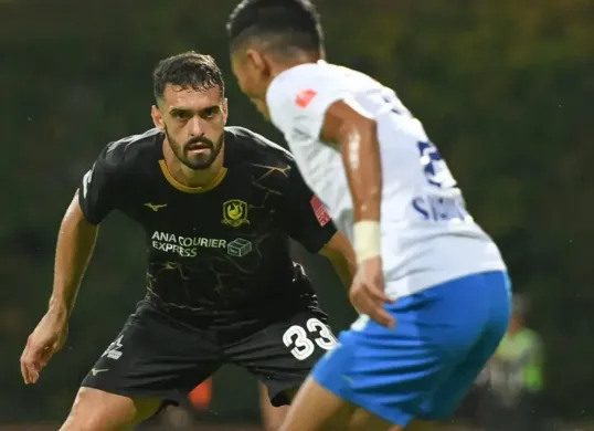Potret Milos Zlatkovic yang sedang mengawal pertahanan. Pemain asing ini dikaitkan dengan Persija Jakarta. (Sumber: Instagram/milos_zlatkovic33)