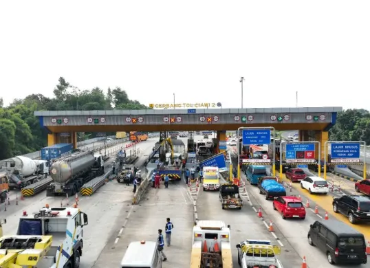 Sebuah truk pengangkut minuman berenergi mengalami rem blong dan mengakibatkan kecelakaan lalu lintas di Gerbang Tol (GT) Ciawi 2 arah Jakarta, Senin, 2 Juni 2025. (Sumber: Dok. PJR Tol Jagorawi)