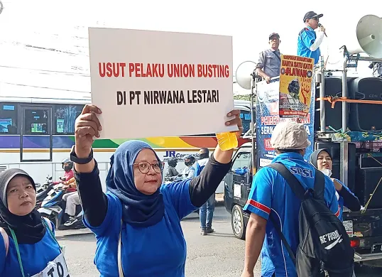 Karyawan PT Nirwana Lestari melakukan aksi unjuk rasa memprotes keputusan PHK yang dinilai sepihak pada Senin, 2 Juni 2025. (Sumber: POSKOTA | Foto: Nurpini Aulia Rapika)