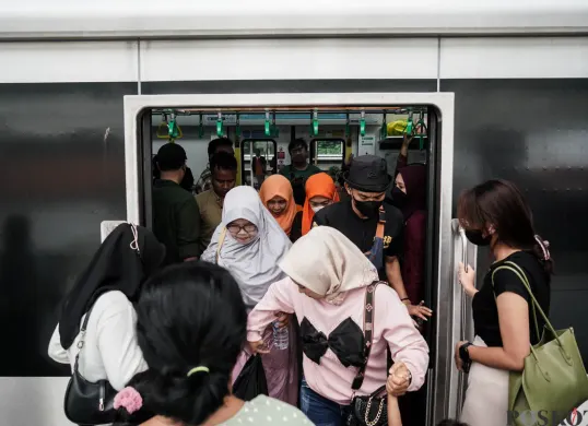 Ilustrasi - Jadwal KRL Lintas Cikarang mengalami perubahan imbas kecelakaan maut di Stasiun Bekasi Timur. (Sumber: Poskota/Bilal Nugraha Ginanjar)