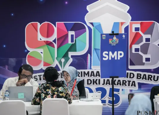 Dinas Pendidikan DKI Jakarta melayani aduan orang tua siswa di Posko Layanan Seleksi Penerimaan Murid Baru (SPMB), Gedung Dinas Pendidikan DKI Jakarta, Selasa, 3 Juni 2025. (Sumber: Poskota/Bilal Nugraha Ginanjar)