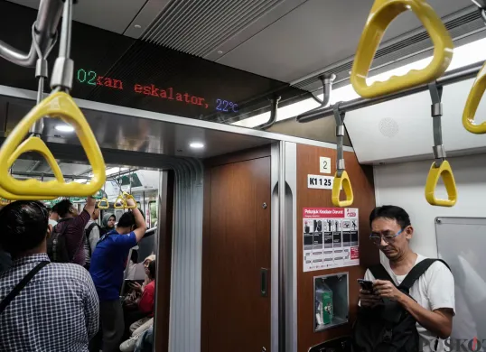 Sejumlah penumpang berada didalam gerbong kereta rel listrik (KRL) baru seri Commuter Line Indonesia (CLI)-125 saat pengoperasian perdana di Stasiun Manggarai, Jakarta, Minggu, 1 Juni 2025. (Sumber: Poskota/Bilal Nugraha Ginanjar)