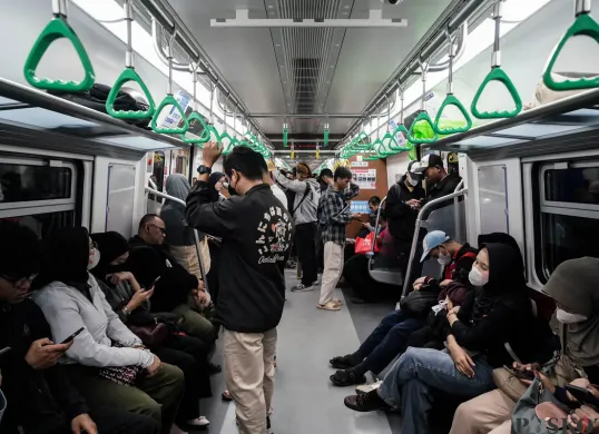 Sejumlah penumpang berada didalam gerbong kereta rel listrik (KRL) baru seri Commuter Line Indonesia (CLI)-125 saat pengoperasian perdana di Stasiun Manggarai, Jakarta. (Sumber: Poskota/Bilal Nugraha Ginanjar)