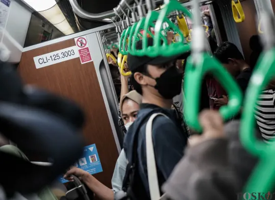 Ilustrasi penumpang KRL. (Sumber: Poskota/Bilal Nugraha Ginanjar)