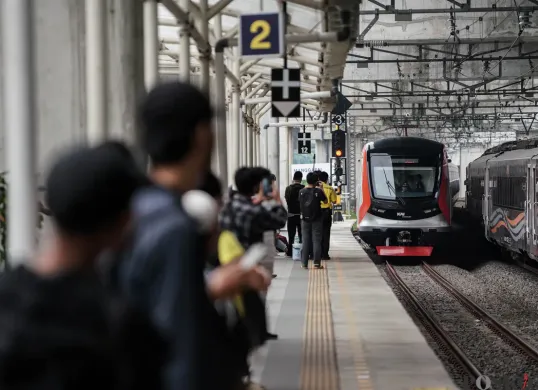 Berakhir Pekan dengan KRL Baru CLI 125