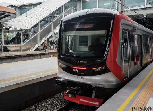 Rangkaian kereta rel listrik (KRL) baru seri Commuter Line Indonesia (CLI)-125 memasuki peron saat pengoperasian perdana di Stasiun Tanah Abang, Jakarta, Minggu, 1 Juni 2025. (Sumber: Poskota/Bilal Nugraha Ginanjar)