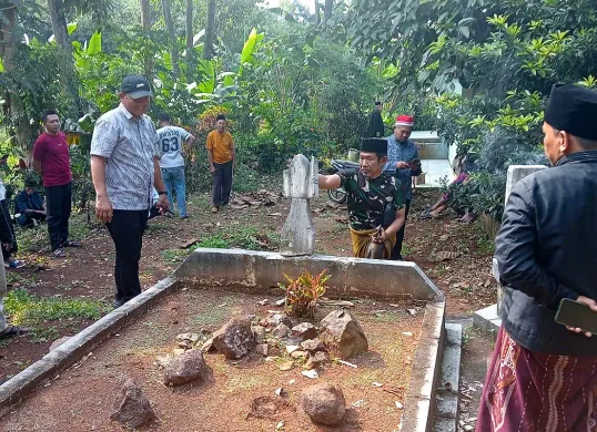 Masyarakat Desa Seuat membongkar makam keramat yang diduga palsu dan disinyalir dijadikan tempat pesugihan. (Sumber: Dok Polres Serang)
