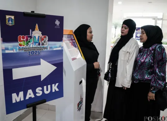 Dinas Pendidikan DKI Jakarta melayani aduan orang tua siswa di Posko Layanan Seleksi Penerimaan Murid Baru (SPMB), Gedung Dinas Pendidikan DKI Jakarta, Selasa, 3 Juni 2025. (Sumber: Poskota/Bilal Nugraha Ginanjar)