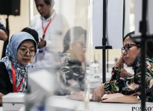 Ilustrasi - Dinas Pendidikan DKI Jakarta melayani aduan orang tua siswa di Posko Layanan Seleksi Penerimaan Murid Baru (SPMB), Gedung Dinas Pendidikan DKI Jakarta, Selasa, 3 Juni 2025. (Sumber: Poskota/Bilal Nugraha Ginanjar)