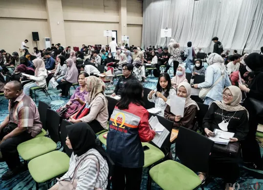 Penerima beasiswa mengambil buku Tabungan dan Kartu Jakarta Mahasiswa Unggul (KJMU) di Kantor Dinas Pendidikan, DKI Jakarta, Selasa, 3 Juni 2025. (Sumber: Poskota/Bilal Nugraha Ginanjar)