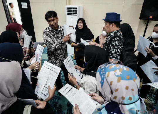 Penerima beasiswa mengambil buku Tabungan dan Kartu Jakarta Mahasiswa Unggul (KJMU) di Kantor Dinas Pendidikan, DKI Jakarta, Selasa, 3 Juni 2025. (Sumber: Poskota/Bilal Nugraha Ginanjar)
