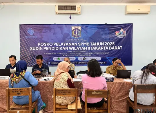 Orang tua murid mendatangi posko SPMB di SMA Negeri 78, Kemanggisan, Jakarta Barat, Selasa, 3 Juni 2025. (Sumber: Poskota/Pandi Ramedhan)