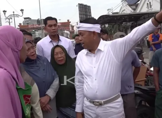 Dedi Mulyadi soroti tata kelola di pasar Trusmi Cirebon. (Sumber: YouTube/Dedi Mulyadi Channel)