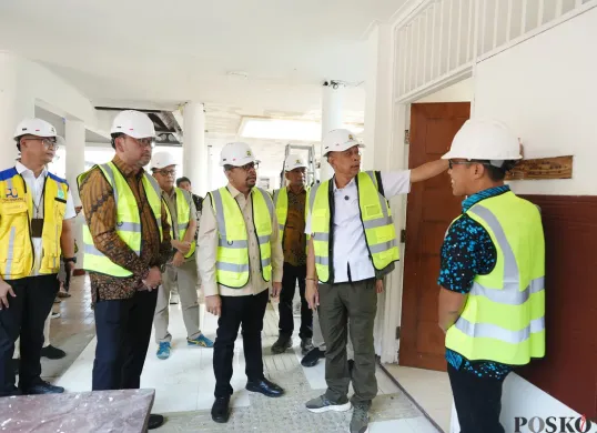 Wakil Menteri Sosial, Agus Jabo Priyono meninjau Sekolah Rakyat yang berlokasi di Sentra Pangudi Luhur, Kota Bekasi, Selasa, 3 Juni 2025. (Sumber: Poskota/Nurpini Aulia Rapika)