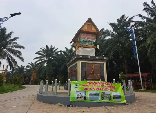 Spanduk minta gnati rugi dampak proyek Bendungan Karian, terpampang di pandmark jalur masuk bendungan di Desa Tambak, Kecamatan Cimarga, Kabupaten Lebak. (Sumber: Dok. Warga)