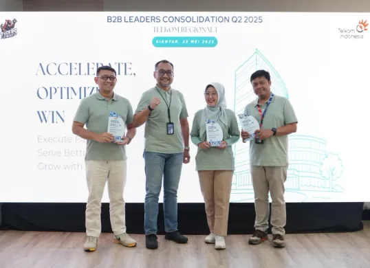 Melanjutkan komitmen dukungan konkrit terhadap program ESG TelkomGroup bertajuk GoZero persen, TREG1 memanfaatkan produk dari limbah botol minuman untuk plakat ucapan. (Sumber: Dok. Telkom)