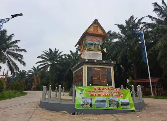 Spanduk yang dipasang warga Lebak terpampang pada bangunan landmark Bendungan Karia. (Sumber: Istimewa)