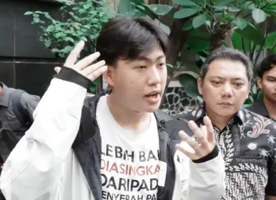 Mahasiswa Filsafat Universitas Indonesia, Cho Yong Gi ditetapkan sebagai tersangka oleh Polda Metro Jaya dalam aksi May Day 2025. Padahal, ia hadir sebagai tim medis dengan atribut lengkap. (Sumber: X/@bbeniioo)