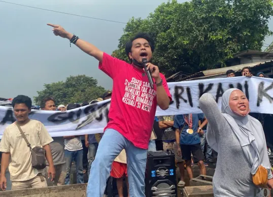 Kericuhan terjadi di tengah penertiban pedagang liar di pasar Sentiong, Kecamatan Balaraja, Kabupaten Tangerang, Rabu, 4 Juni 2025. (Sumber: Poskota/Primayanti Juli Kumala Manalu)