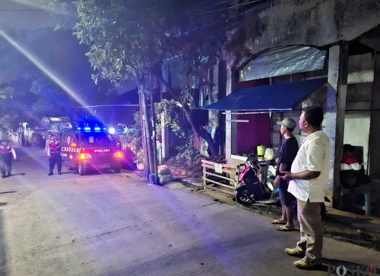 Polsek Pancoran Mas melakukan patroli di Jalan Remaja, Pancoran Mas, yang rawan terjadi tawuran. (Sumber: POSKOTA | Foto: Angga Pahlevi)