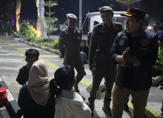 Kasatpol PP Kota Depok, Dede Hidayat bersama anggota patroli jam malam di Depok, masih banyak kejaring anak-anak keluar malam. (Sumber: Satpol PP Kota Depok)
