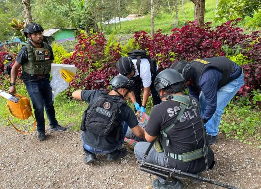 Petugas mengevakuasi korban penembakan yang dilakukan KKB di Kampung Kwantapo, Distrik Asotipo, Kabupaten Jayawijaya, Papua, Rabu, 4 Juni 2025. (Sumber: Dok Satgas Ops Damai Cartenz)