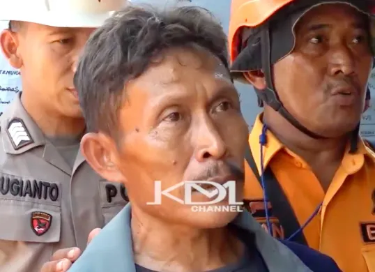 Potret Taryana, salah satu korban selamat, menceritakan pengalaman selamat longsor Gunung Kuda, Cirebon kepada Gubernur Jawa Barat Dedi Mulyadi. (Sumber: YouTube/ KDM Channel)