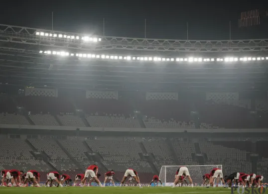 Sejumlah pesepak bola Timnas Inedonesia mengikuti sesi latihan resmi di Stadion Utama Gelora Bung Karno, Jakarta, Rabu, 4 Juni 2025. (Sumber: Poskota/Bilal Nugraha Ginanjar)