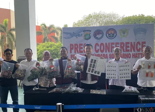 Tersangka peredaran vape berisi obat keras diamankan di Polresta Bandara Soekarno-Hatta. (Sumber: POSKOTA | Foto: Primayanti)
