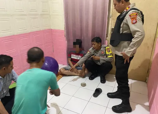 Pria yang diduga melakukan pencabulan kepada bocah 9 tahun diamankan petugas dari Polsek Cikande. (Sumber: Dok. Polsek Cikande)