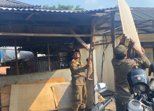 Penertiban pedagang di Pasar Sentong, Kecamatan Balaraja, Kabupaten Tangerang pada Rabu, 4 Juni 2025. (Sumber: Poskota/Primayanti Juli Kumala Manalu)