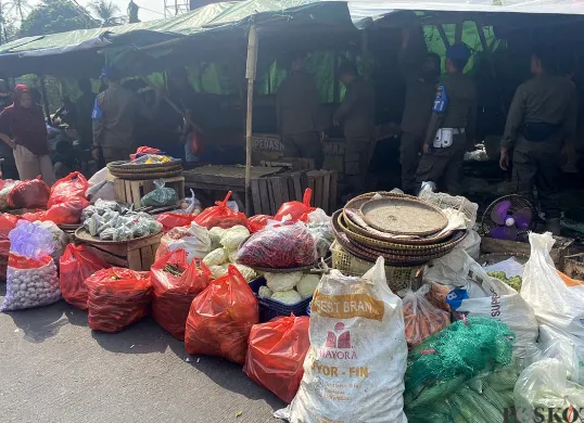 Petugas Satpol PP membongkar lapak pedagang liar di Pasar Sentiong, Kecamatan Balaraja, Kabupaten Tangerang, pada Rabu, 4 Juni 2025. (Sumber: POSKOTA | Foto: Primayanti)