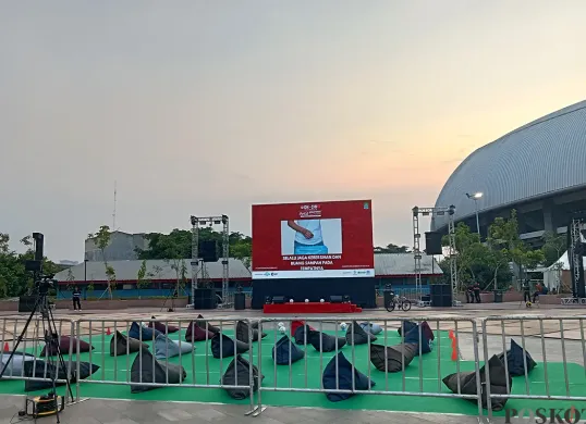 Pemkot Bekasi menggelar nobar pertandingan Timnas Indonesia vs China di Plaza Stadion Patriot Candrabaga, Kamis, 5 Juni 2025. (Sumber: POSKOTA | Foto: Nurpini Aulia Rapika)