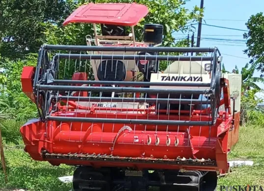 Salah satu alat mesin panen padi (Combine) sebelum berada di wilayah Pandeglang. (Sumber: Poskota/Samsul Fatoni)
