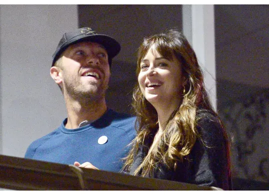 Aktris Dakota Johnson dan vokalis Coldplay, Chris Martin. (Sumber: X/@dakotaj_updates)