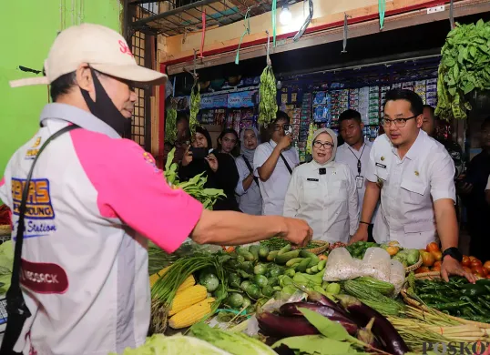 Wakil Wali Kota Cimahi Adhitia Yudhistira (depan) mengecek ketersediaan dan harga kebutuhan pokok kepada pedagang di Pasar Tradisional Cimahi, Rabu 4 Juni 2025. (Sumber: POSKOTA | Foto: Gatot Poedji Utomo)