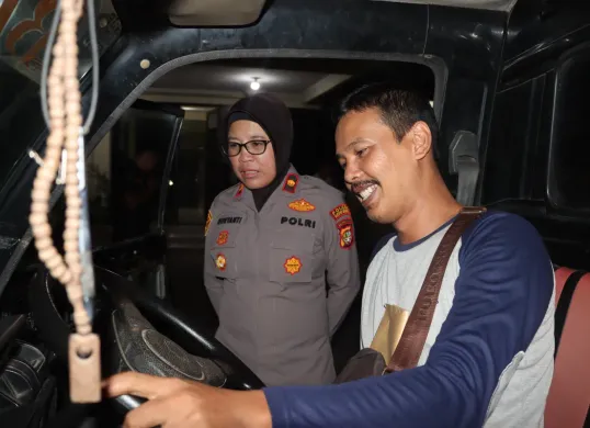 Imron Rosadi sumringah usai mobil miliknya berhasil diamankan dan temukan oleh Polsek Tambun Selatan setelah sebelumnya digelapkan oleh penyewaannya dan dibawa hingga ke Buah Batu, Kota Bandung. (Sumber: Polres Metro Bekasi)