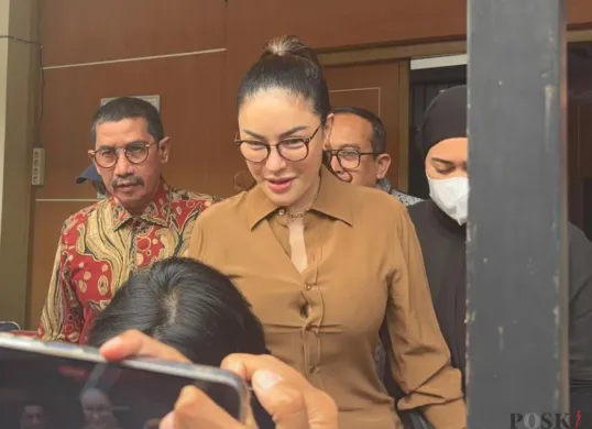 Momen pelimpahan tersangka Nikita Mirzani ke Kejaksaan Negeri Jakarta Selatan, Kamis, 5 Juni 2025. (Sumber: Poskota/Ali Mansur)