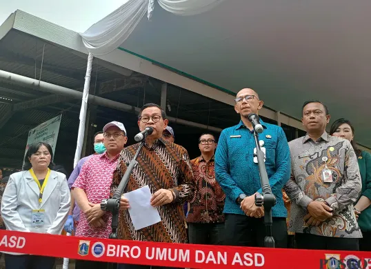 Gubernur Jakarta, Pramono Anung, saat menyampaikan keterangan pers terkait pemotongan hewan kurban di Perumda Dharma Jaya, Penggilingan, Jakarta Timur, Kamis 5 Juni 2025. (Sumber: POSKOTA | Foto: M Tegar Jihad)