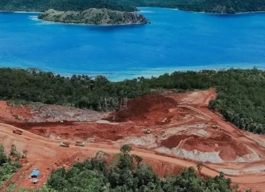 WALHI mendesak penghentian ekspansi industri tambang nikel yang dinilai merusak ekosistem pesisir, memperparah ketimpangan pembangunan, dan mengancam keberlanjutan pulau-pulau kecil. (Sumber: Instagram/@greenpeaceid)
