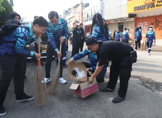 Sejumlah warga mengikuti aksi bersih-bersih di beberapa titik di Kota Tangerang, Kamis, 5 Juni 2025. (Sumber: Dok. Humas Pemkot Tangerang)
