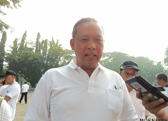 Wali Kota Bekasi, Tri Adhianto, saat dimintai tanggapan terkait aturan jam masuk sekolah. Ia menyatakan bahwa kebijakan tersebut baru akan diberlakukan di tahun ajaran baru. (Sumber: Poskota/Nurpini Aulia Rapika)
