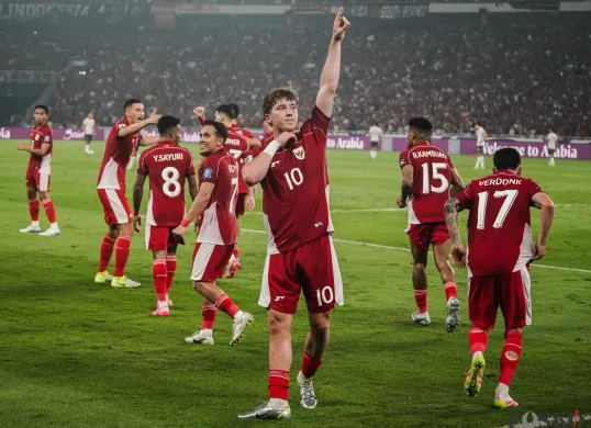 Penyerang Timnas Indonesia Ole Romeny berselebrasi usai membobol gawang Timnas China pada pertandingan Kualifikasi Piala Dunia 2026 di Stadion Utama Gelora Bung Karno, Jakarta, Kamis (5/6/2025). (Sumber: Poskota/Bilal Nugraha Ginanjar)