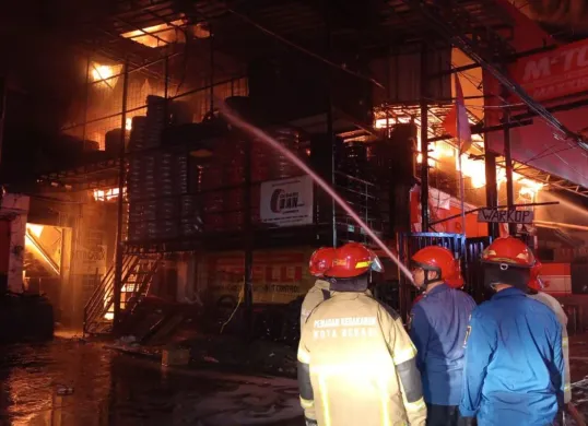 Gudang ban di Jalan Raya Jatimakmur No.111, RT 002/RW 05, Pondok Gede, Kota Bekasi, ludes terbakar, Kamis, 5 Juni 2025. (Sumber: Dok. Damkar)