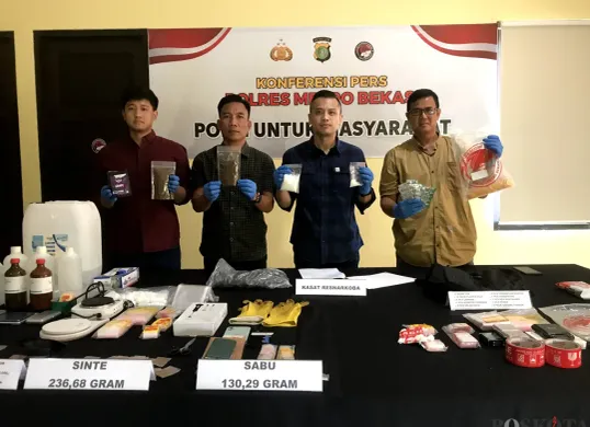 Polres Metro Bekasi berhasil mengamankan enam tersangka pengedar jaringan narkoba lintas wilayah. Selain narkotika, polisi berhasil amankan uang hasil transaksi hingga perlengkapan produksi. (Sumber: Poskota/Nurpini Aulia Rapika)