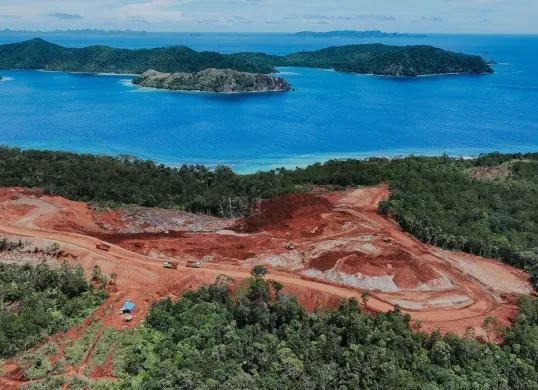 Pemerintah hentikan sementara tambang nikel di Raja Ampat menyusul kekhawatiran kerusakan lingkungan. Bahlil Lahadalia akan verifikasi lapangan. Baca selengkapnya! (Sumber: X/@IndoPopBase)