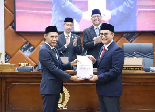 Ketua DPRD Kabupaten Bogor, Sastra Winara bersama Wakil Bupati, Ade Ruhandi dalam Rapat Paripurna di Ruang Rapat Soekarno-Hatta, Gedung DPRD Kabupaten Bogor, Kamis, 5 Juni 2025. (Sumber: Dok. Pemkab Bogor)